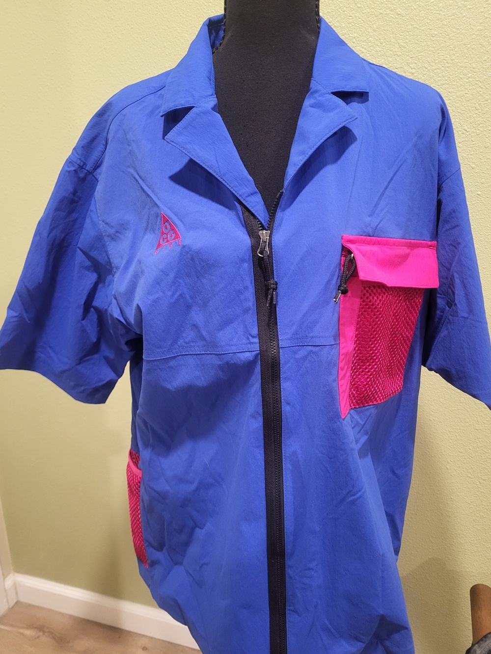 Nike ACG Short-Sleeve Zip Utility Jacket in Blue with Pink Accents Size Medium